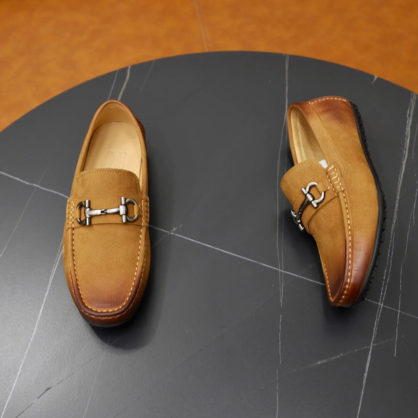 Men's men's shoes 💰462💰🙅‍♂️🙅‍♂️🙅‍♂️Niuli Brand: Ferragamo Standard code: Men's code 38/44 (45 customized) Grade: Same style as the official website Material: Original imported cowhide leather lining Original wear-resistant lightweight outsole Style category: Men's casual slip-on shoes Doudou shoes Noble luxury brand elements, top luxury color: actual picture color
